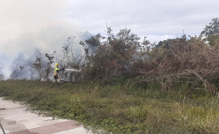 Los bomberos sofocan un incendio forestal junto a la urbanización Riotorto de Carballo