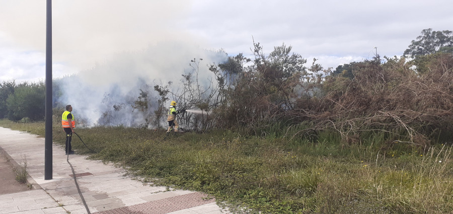 Los bomberos sofocan un incendio forestal junto a la urbanización Riotorto de Carballo