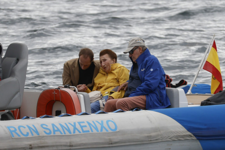 El rey Juan Carlos navega con su hermana y sus sobrinos y confía en ver a su hijo en Galicia