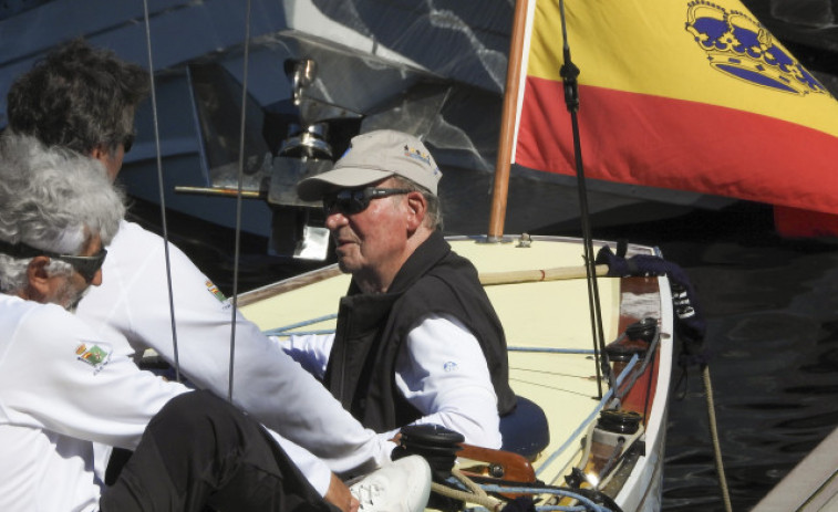 Juan Carlos I sale a navegar a bordo de 'El Bribón' en Sanxenxo