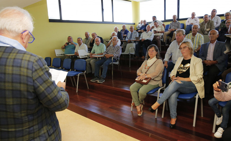 La Fundación Amigos de Galicia entrega más de ochenta libros a la biblioteca de Cee