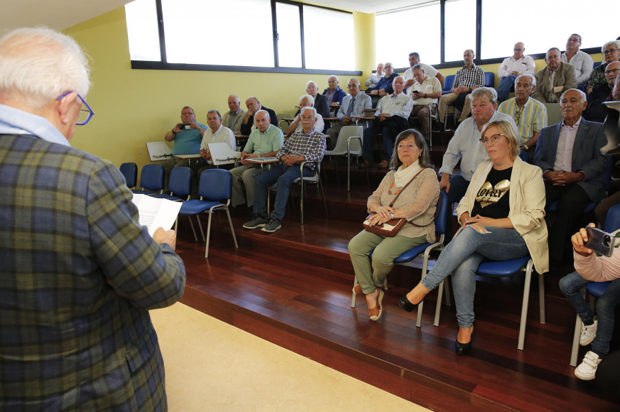 La Fundación Amigos de Galicia entrega más de ochenta libros a la biblioteca de Cee