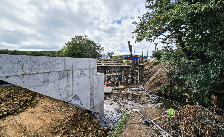 El puente de la carretera de Caxadas a Baíñas abrirá al tráfico a mediados de noviembre