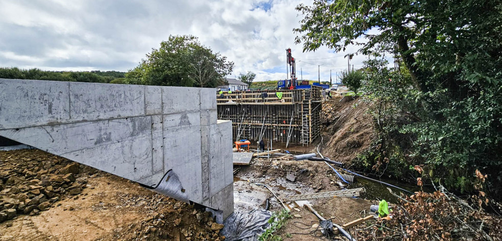 El puente de la carretera de Caxadas a Baíñas abrirá al tráfico a mediados de noviembre