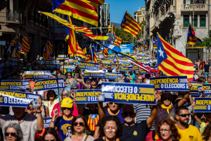 Un millar de personas secundan la marcha por el sexto aniversario del 1-O