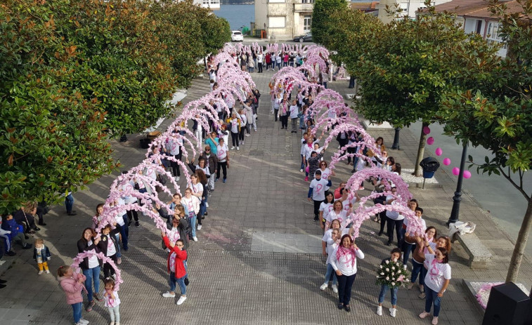 Vuelve la Danza Rosa de Camariñas con motivo del día contra el cáncer de mama