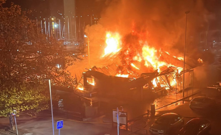 Un incendio calcina por completo el restaurante del Puerto deportivo de Moaña