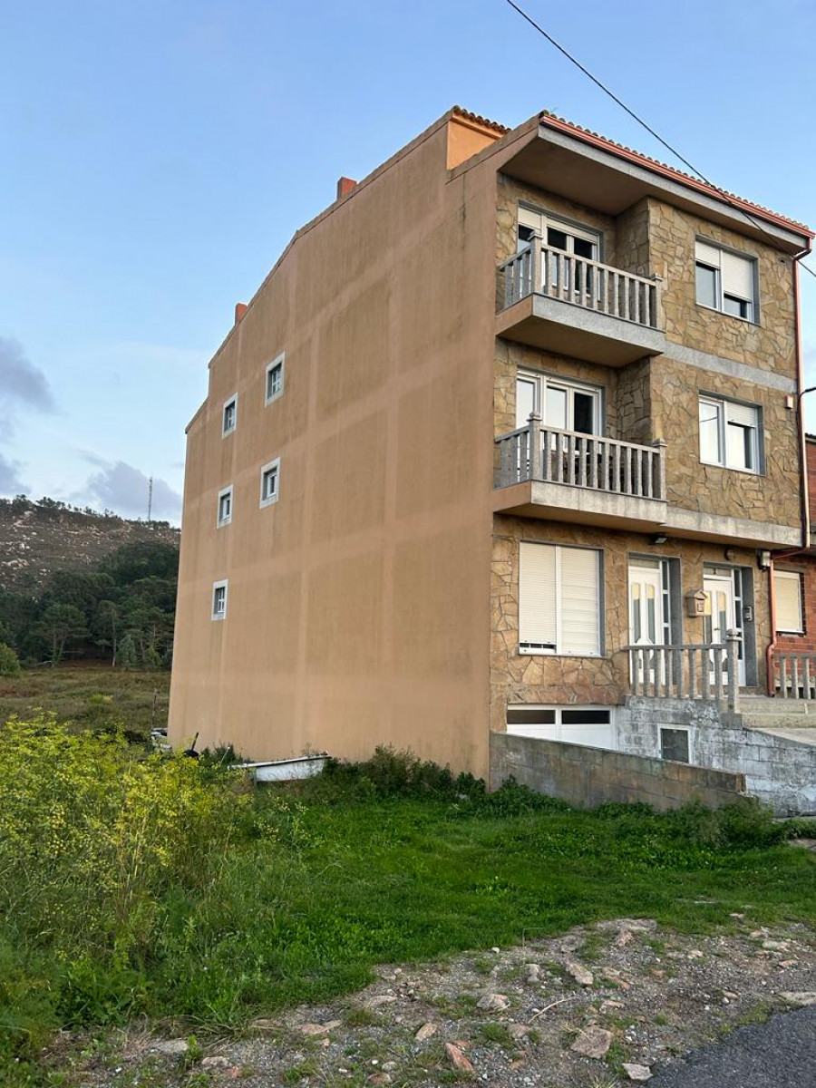 En Arou tratan de evitar el derribo de una casa decretado por el TSXG