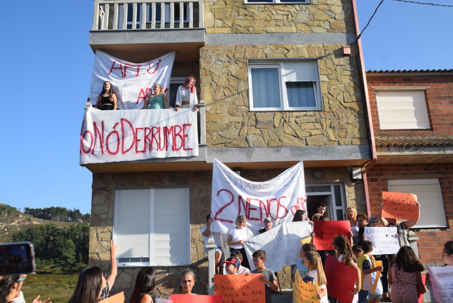 Manifestación masiva de apoyo a la familia de Arou para que no derriben su casa