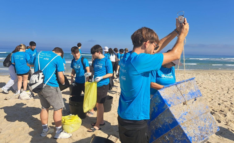 Más de 160 estudiantes de FP recogen cerca de 300 kilos de basura en Baldaio y Razo