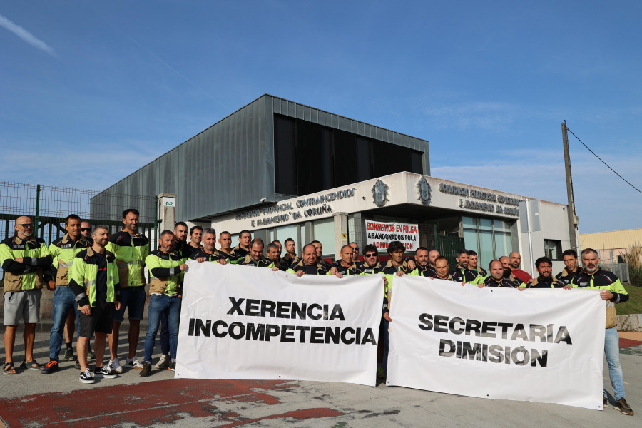 Concentración de bomberos de la provincia en el parque de Carballo