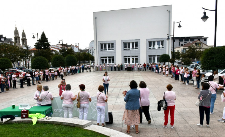 Cadena humana de la AECC en Cee contra el cáncer de mama