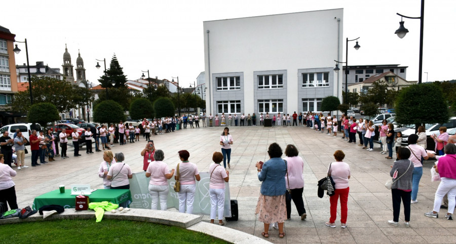 Cadena humana de la AECC en Cee contra el cáncer de mama