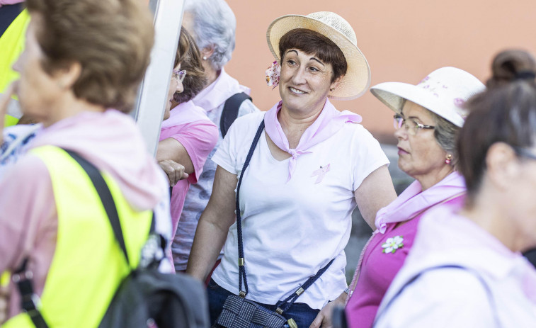 Cadena humana solidaria contra el cáncer de mama en Coristanco