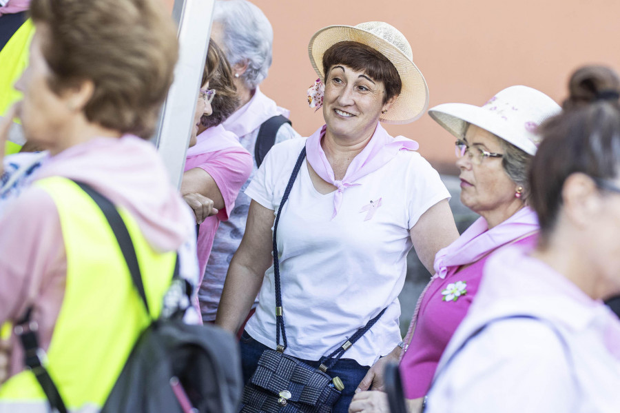 Cadena humana solidaria contra el cáncer de mama en Coristanco