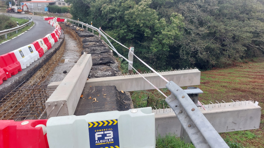 Colocadas las primeras vigas de apoyo para la pasarela del puente de Agualada