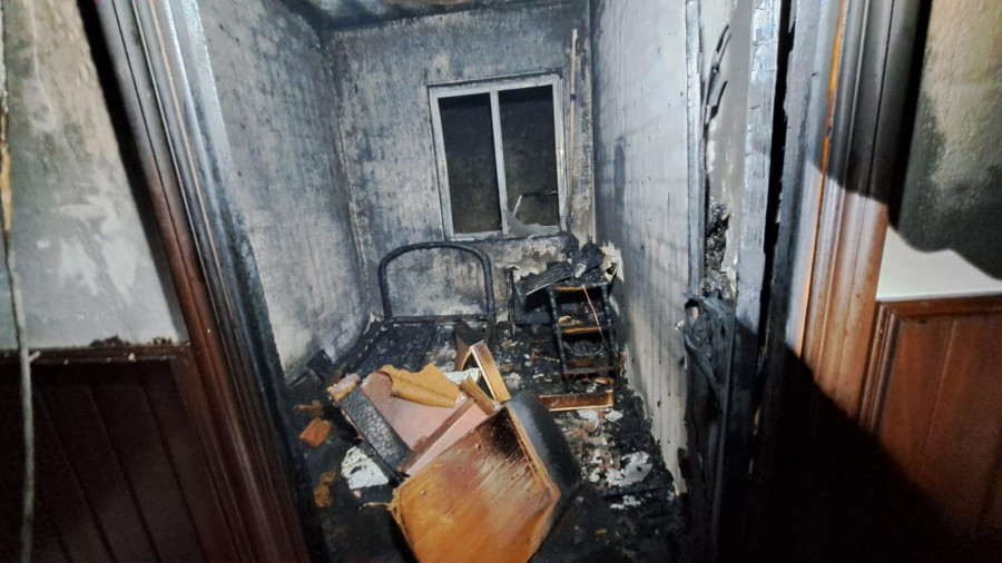 Dos personas atendidas a raíz del  incendio de una vivienda en Cee