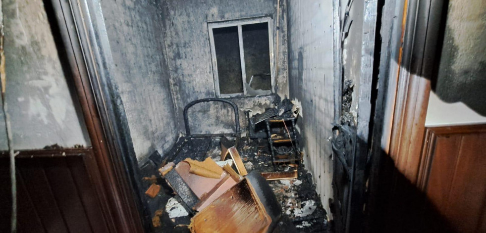 Dos personas atendidas a raíz del  incendio de una vivienda en Cee