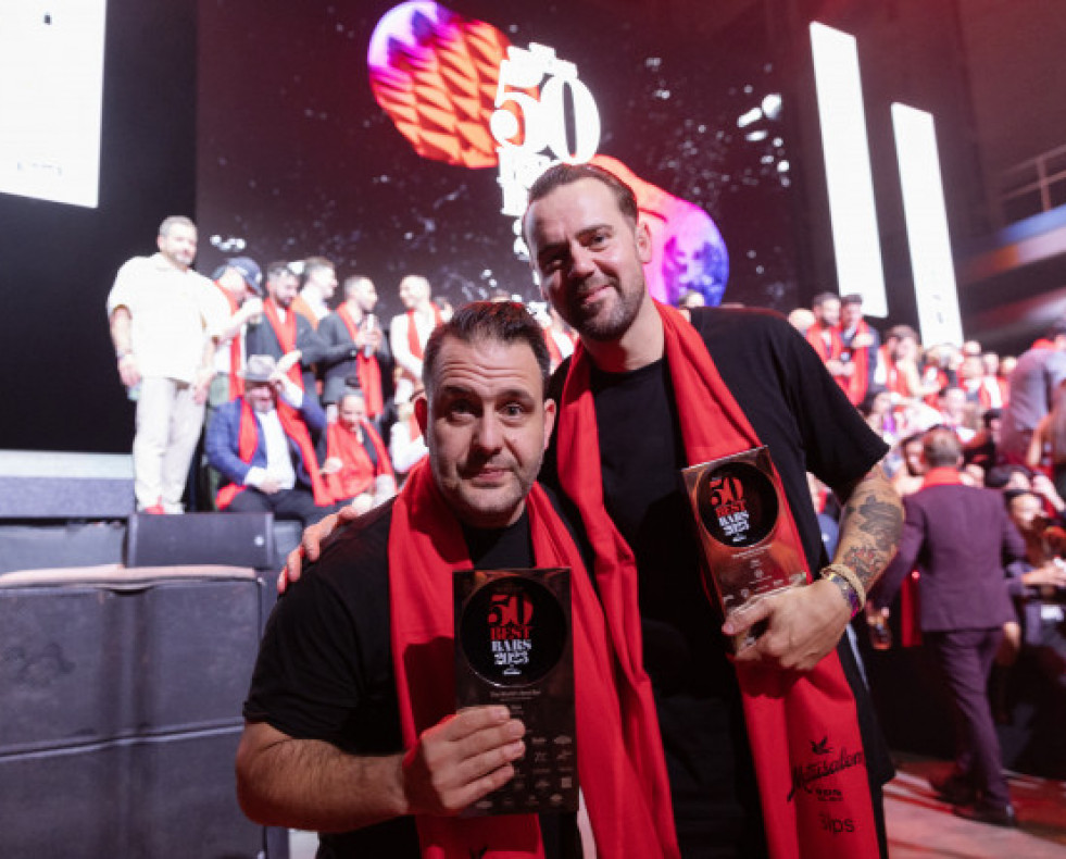 ElganadoradelpremioalmejorbardelmundoSimoneCaporaleRyMarcAlvarezdeSipsfromBarcelonaposanparafotoscon