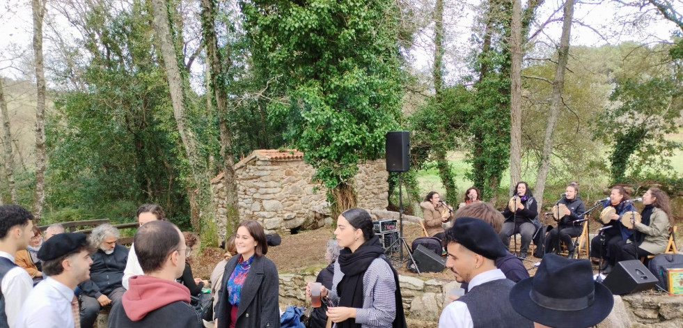 Vimianzo baila y canta a ritmo de Muiñada