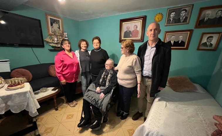 El Concello de Coristanco felicita a su vecina Herminia Outeiro Varela por sus 101 años