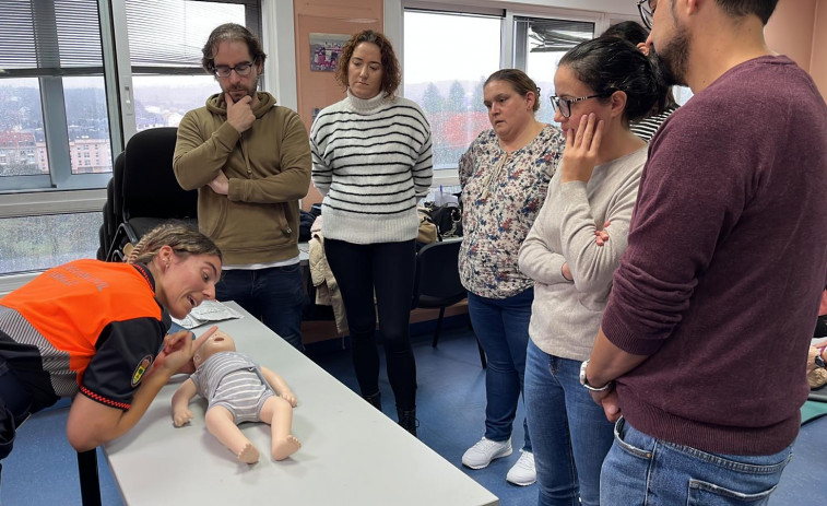 Obradoiro de primeros auxilios con el proyecto Apego en Carballo