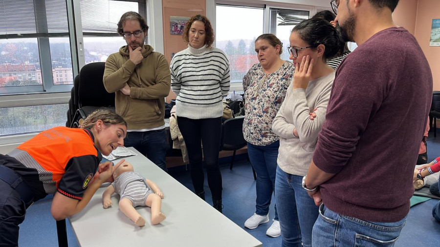 Obradoiro de primeros auxilios con el proyecto Apego en Carballo