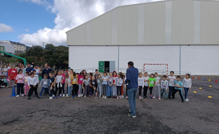 El alumnado del CEIP Plurilingüe Vila de Cee corre contra la leucemia infantil