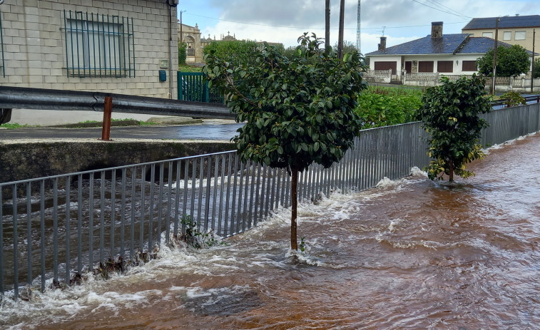 Las lluvias incrementan el caudal de los ríos y causan desbordamientos en Vimianzo