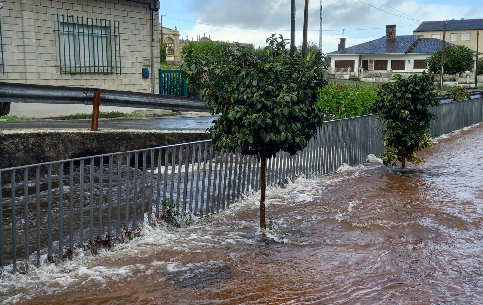 Las lluvias incrementan el caudal de los ríos y causan desbordamientos en Vimianzo