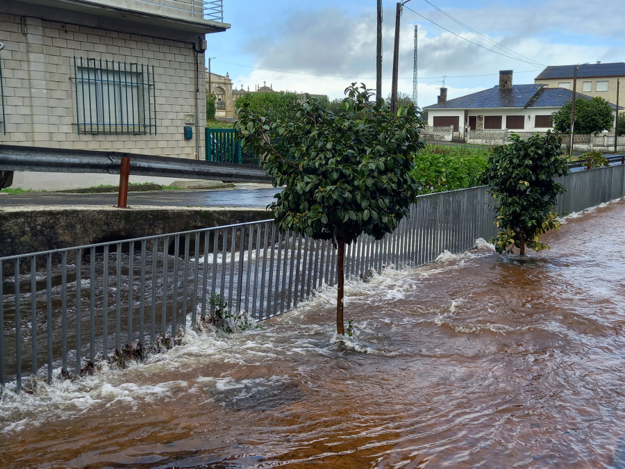 Las lluvias incrementan el caudal de los ríos y causan desbordamientos en Vimianzo