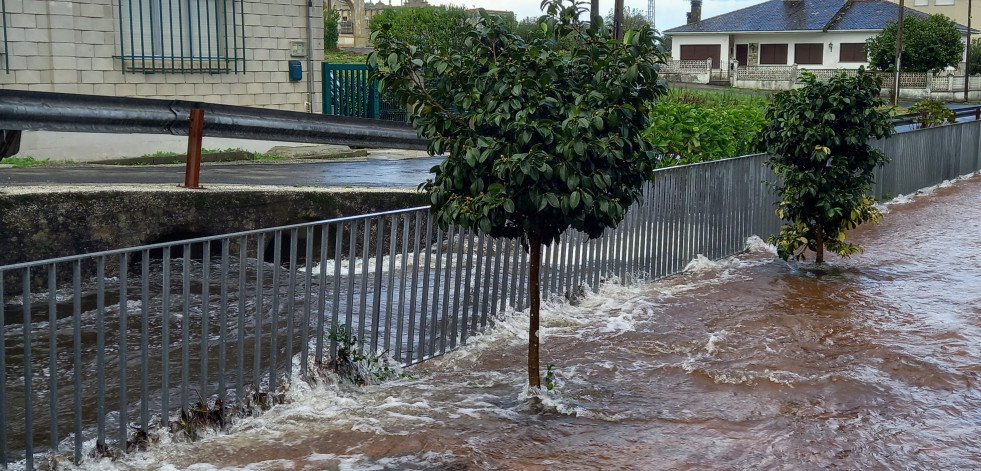 Las lluvias incrementan el caudal de los ríos y causan desbordamientos en Vimianzo