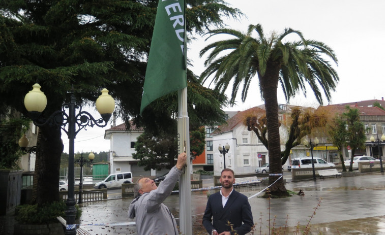 La Bandeira Verde de Galicia vuelve a ondear en la plaza del Ayuntamiento de A Laracha