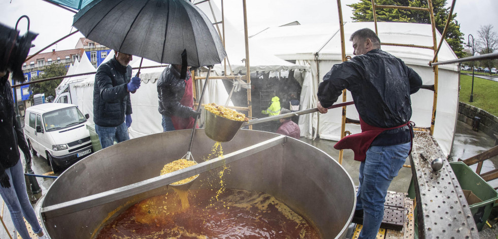 Ni la lluvia puede con la Feira das Fabas de Ponteceso