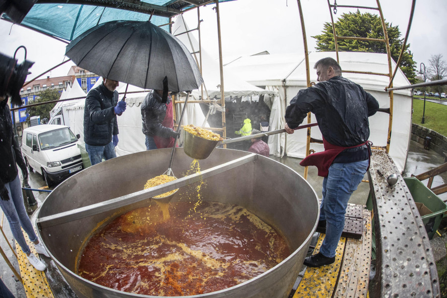Ni la lluvia puede con la Feira das Fabas de Ponteceso