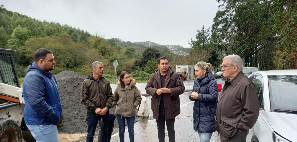 Mónica Rodríguez supervisa las obras de Lourido, en Muxía