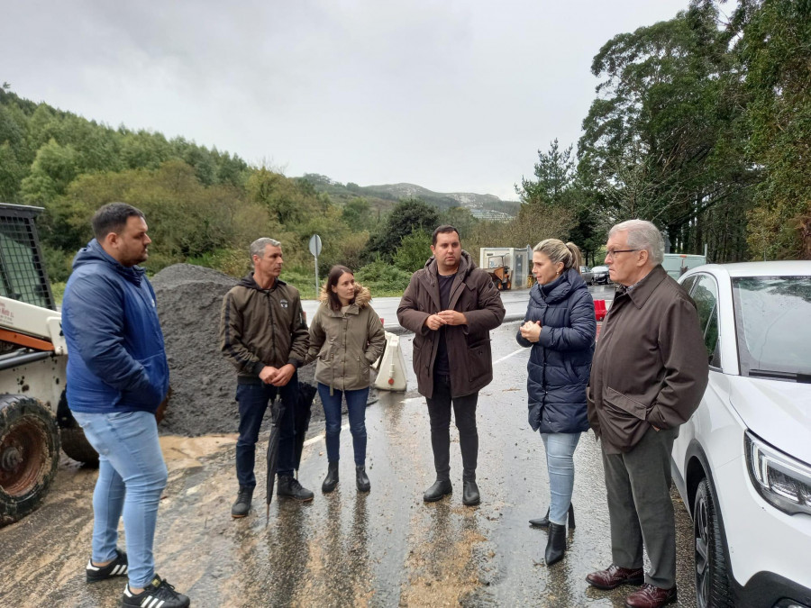 Mónica Rodríguez supervisa las obras de Lourido, en Muxía