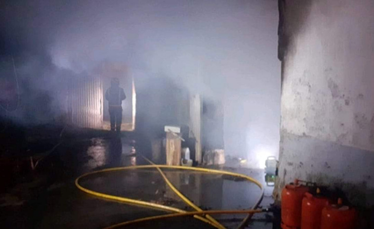 Trasladadas dos personas con síntomas de intoxicación tras un incendio en un garaje de Fisterra