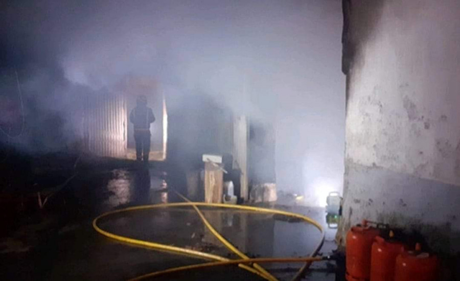 Trasladadas dos personas con síntomas de intoxicación tras un incendio en un garaje de Fisterra