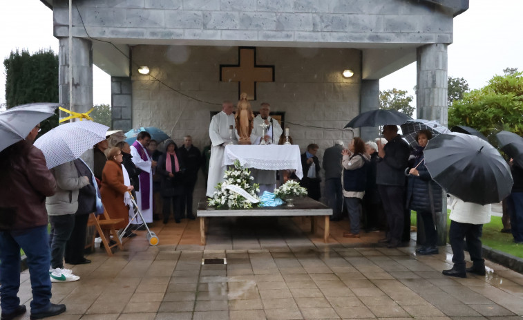 El mal tiempo resta afluencia a los cementerios de la Costa da Morte