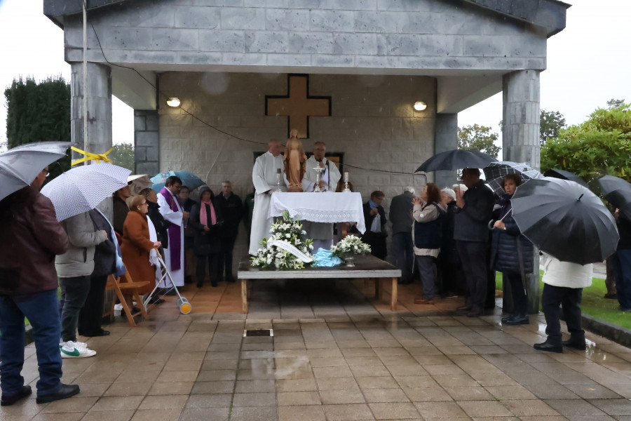 El mal tiempo resta afluencia a los cementerios de la Costa da Morte