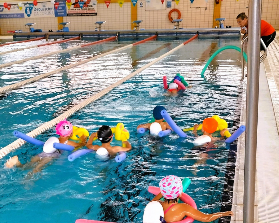 Plazas disponibles para la escuela de natación de Carballo y la San Silvestre Malpicana