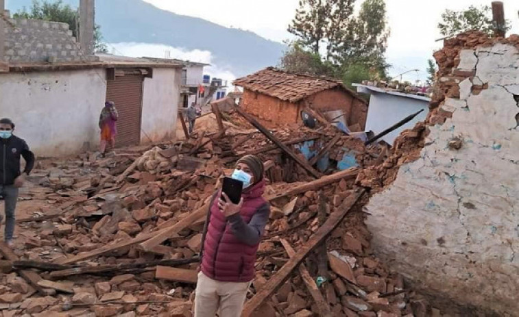 Al menos 132 muertos tras un terremoto de magnitud 6,4 en Nepal