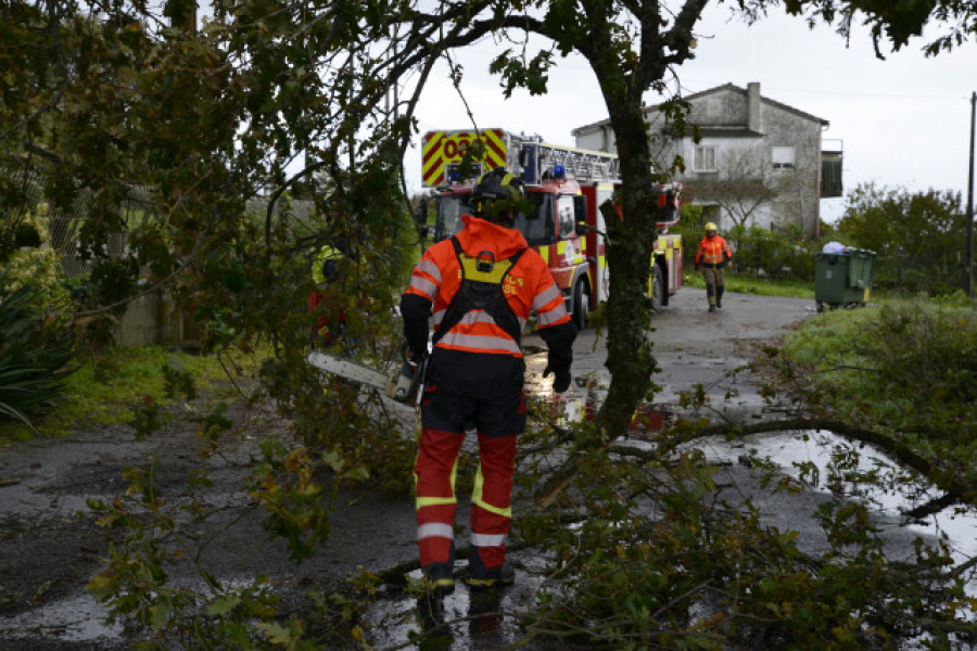 La borrasca 'Domingos' deja casi 1.200 incidencias desde el viernes en Galicia