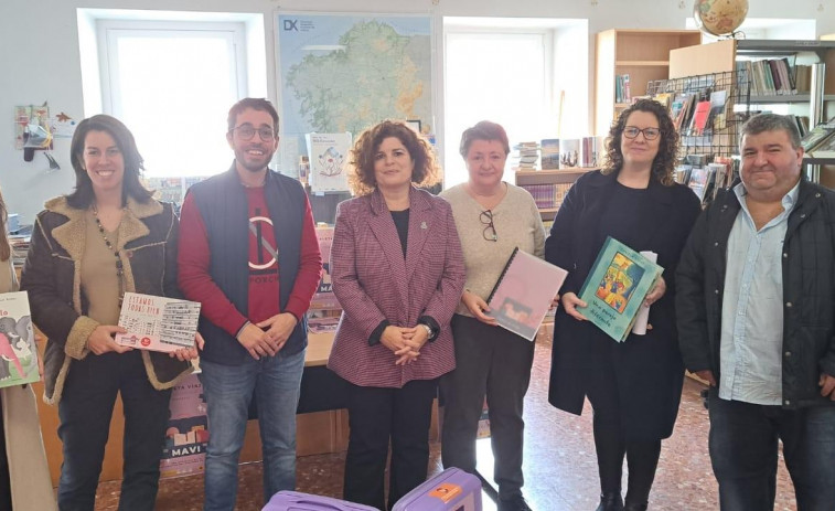 “Mavi, a maleta viaxeira” recala en la biblioteca de Santa Comba con su temática sobre igualdad