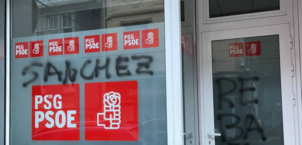 Aparecen pintadas en la sede del PSOE de Vimianzo