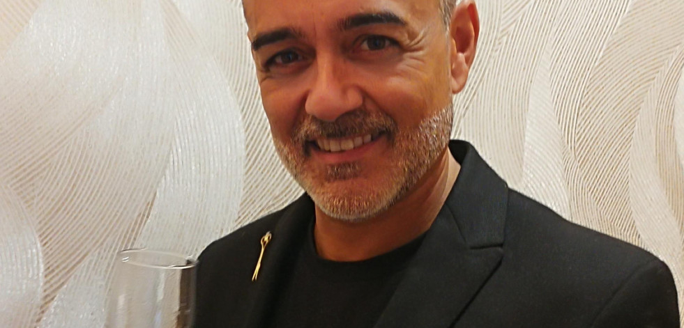 El estilista Carlos Bardullas celebra el 20 aniversario de su salón coruñés