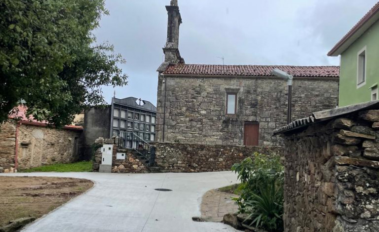 El Concello de Cabana elimina el cableado eléctrico del entorno de la iglesia de Riobó