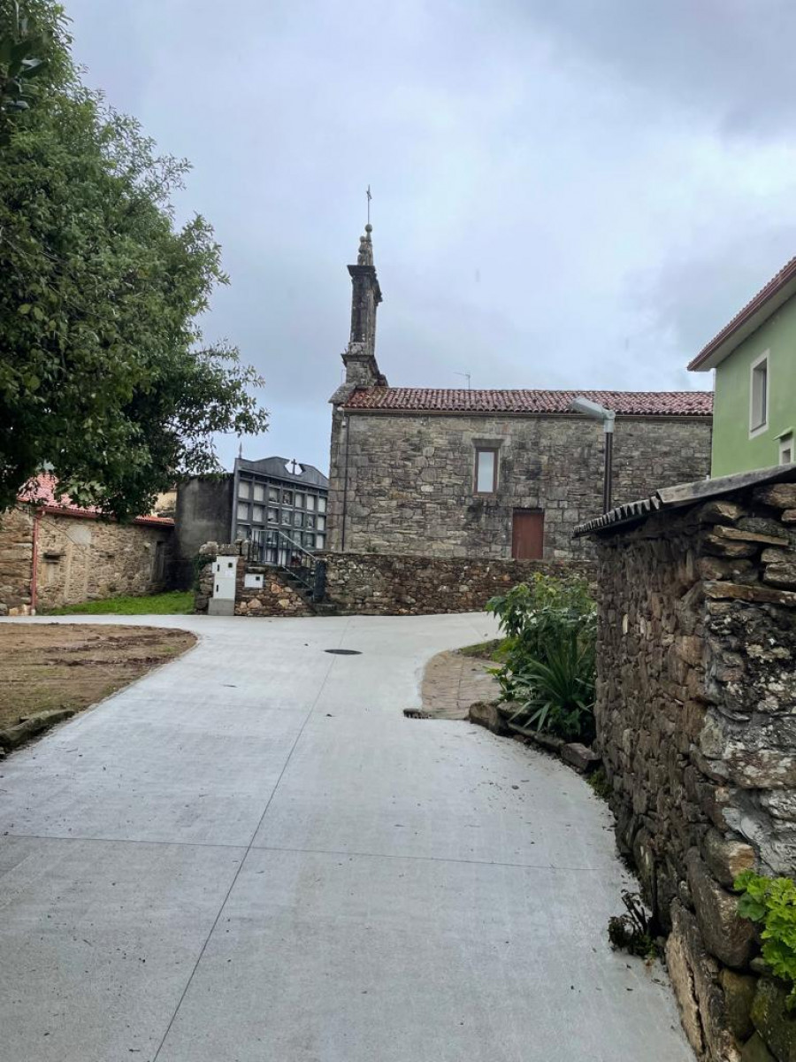 El Concello de Cabana elimina el cableado eléctrico del entorno de la iglesia de Riobó