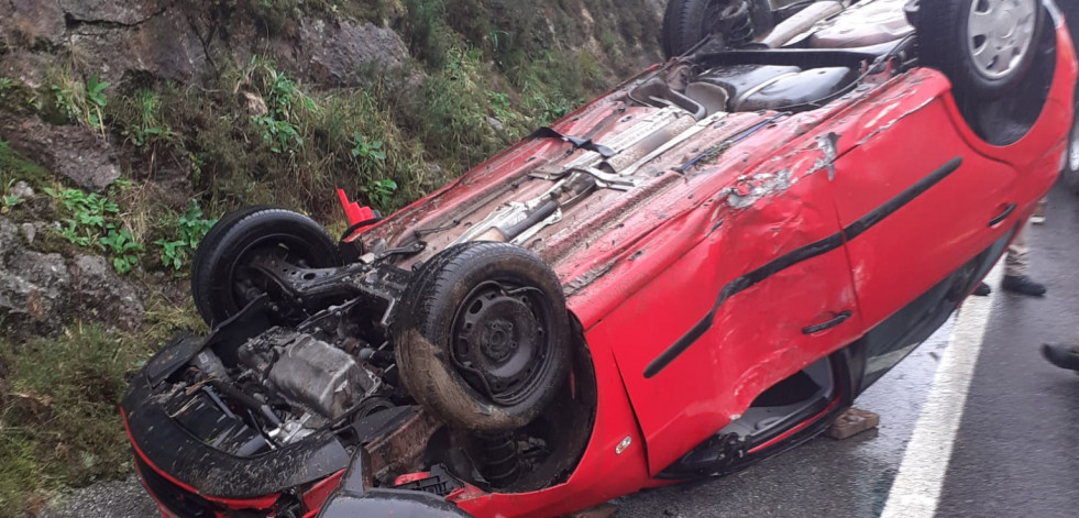 Liberan a una conductora que quedó atrapada tras salirse de la vía y volcar en Mazaricos